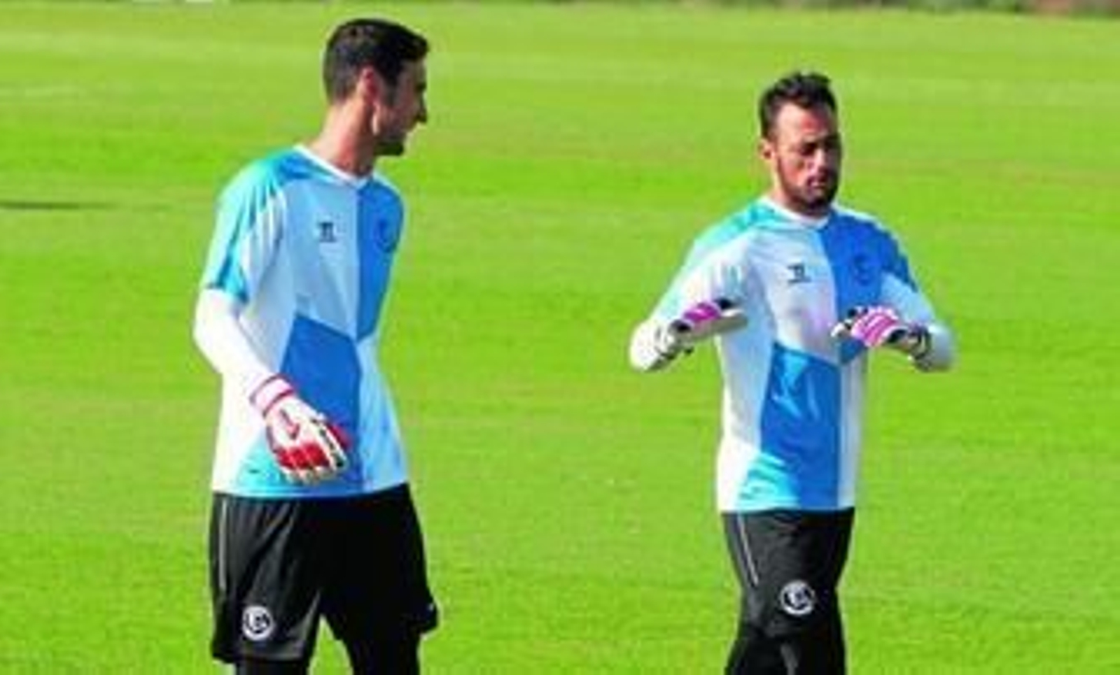 Sergio Rico y Beto dialogan mientras realizan un calentamiento en la previa de un partido europeo.