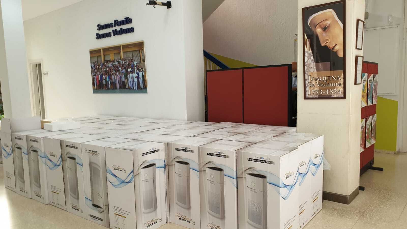 Las cajas de los purificadores que han sido instalados en las aulas.