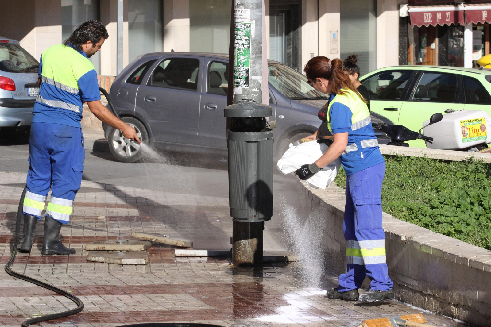 Dos operarios de Limasa