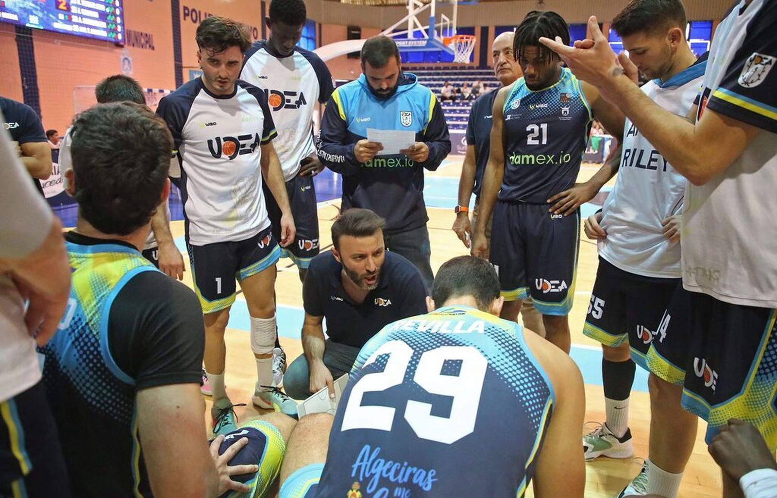 Miki Ortega, durante un tiempo muerto de Udea.