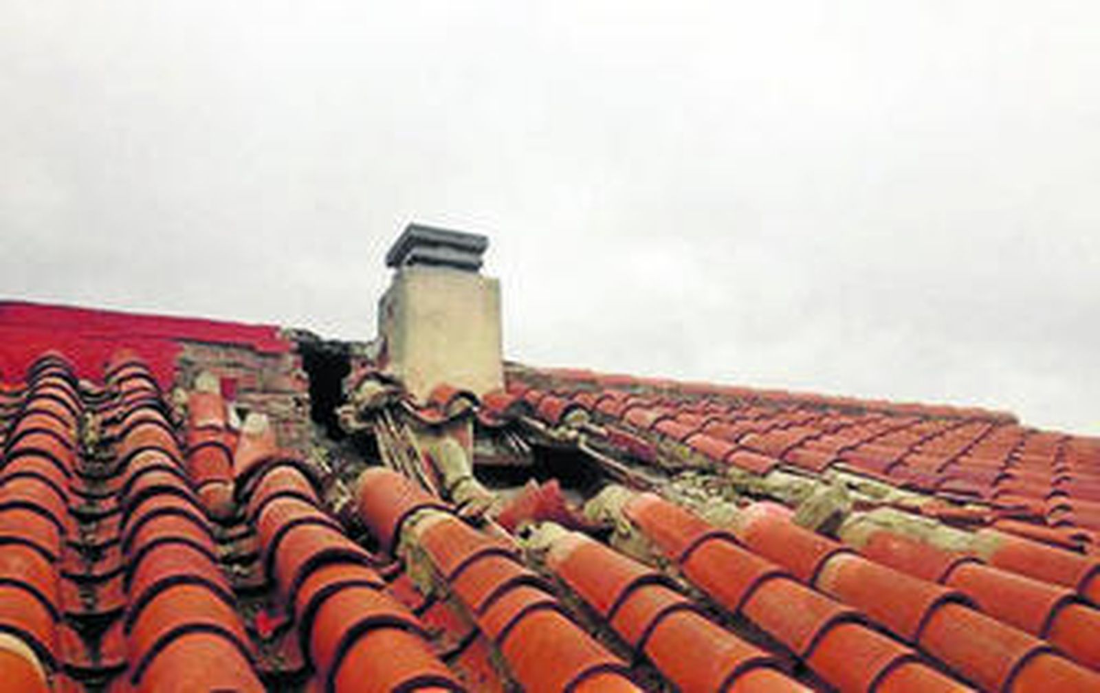 Estado en el que quedó el un tejado en Vélez tras atravesarlo un rayo.