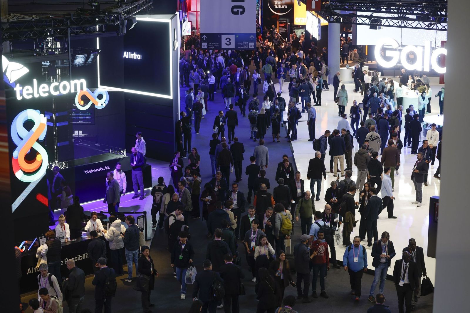 Asistentes, durante la jornada inaugural de la vigésima edición del Mobile World Congress (MWC) en Barcelona.