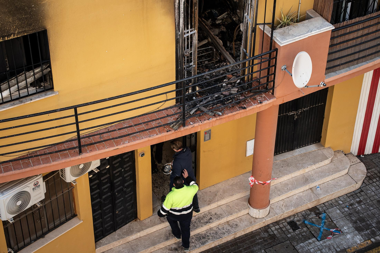 Imágenes de la dramática mañana de tensión que se ha vivido en Isla Chica tras el incendio en una vivienda