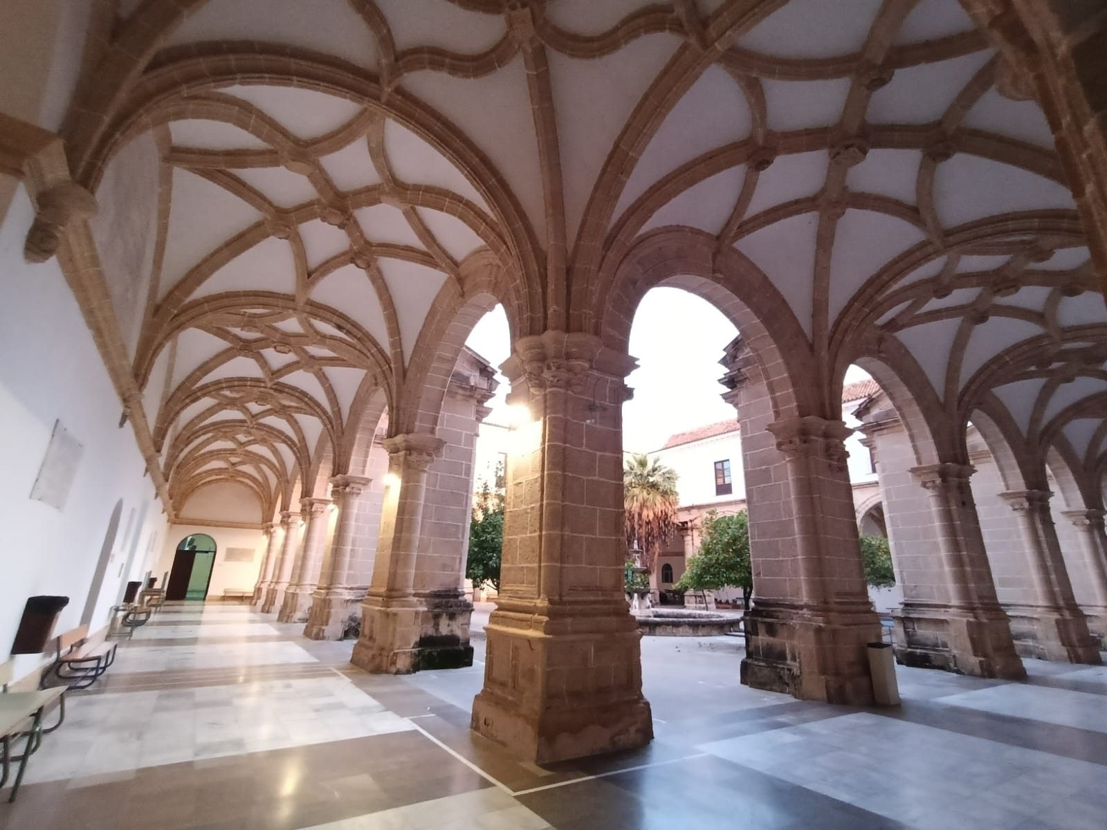 Imagen del interior del Instituto Santa Isabel de Hungría.