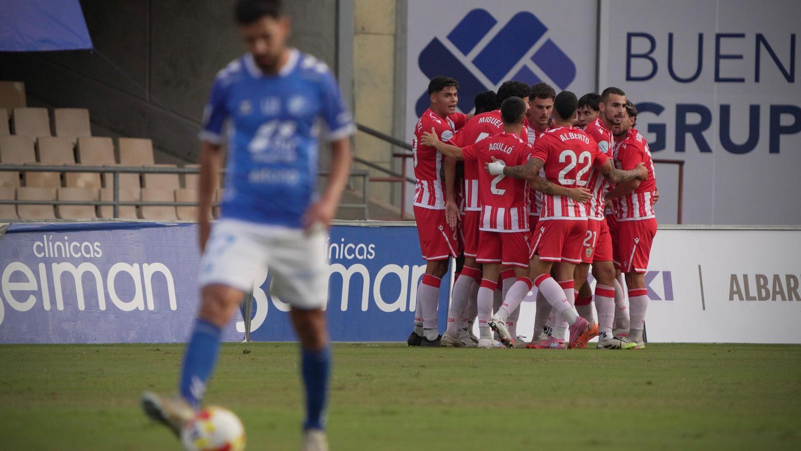 Los rojiblancos celebran el gol de Iker Burgos con el que consiguieron adelantarse en el marcador.