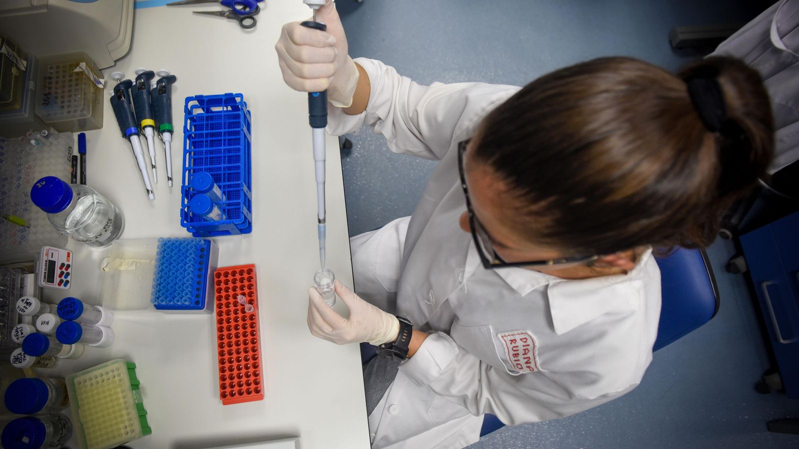 La doctora Rubio Contreras en el laboratorio del grupo de investigación en el IBIS.