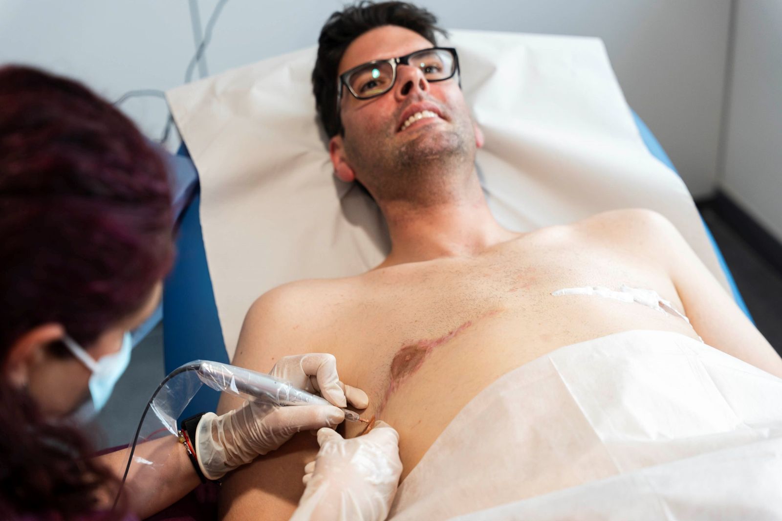 La especialista y responsable de la Consulta de Micropigmentación del Hospital Universitario Torrecárdenas comienza el tratamiento con un paciente con doble mastectomía.