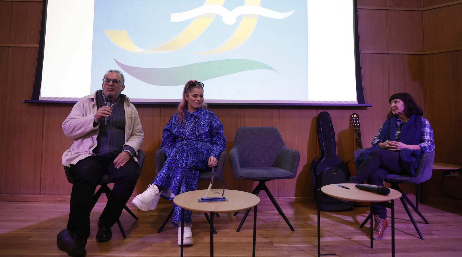 Fotos de la entrega de los premios del Ateneo de Algeciras a María Quiros y Tatiana Delalvz