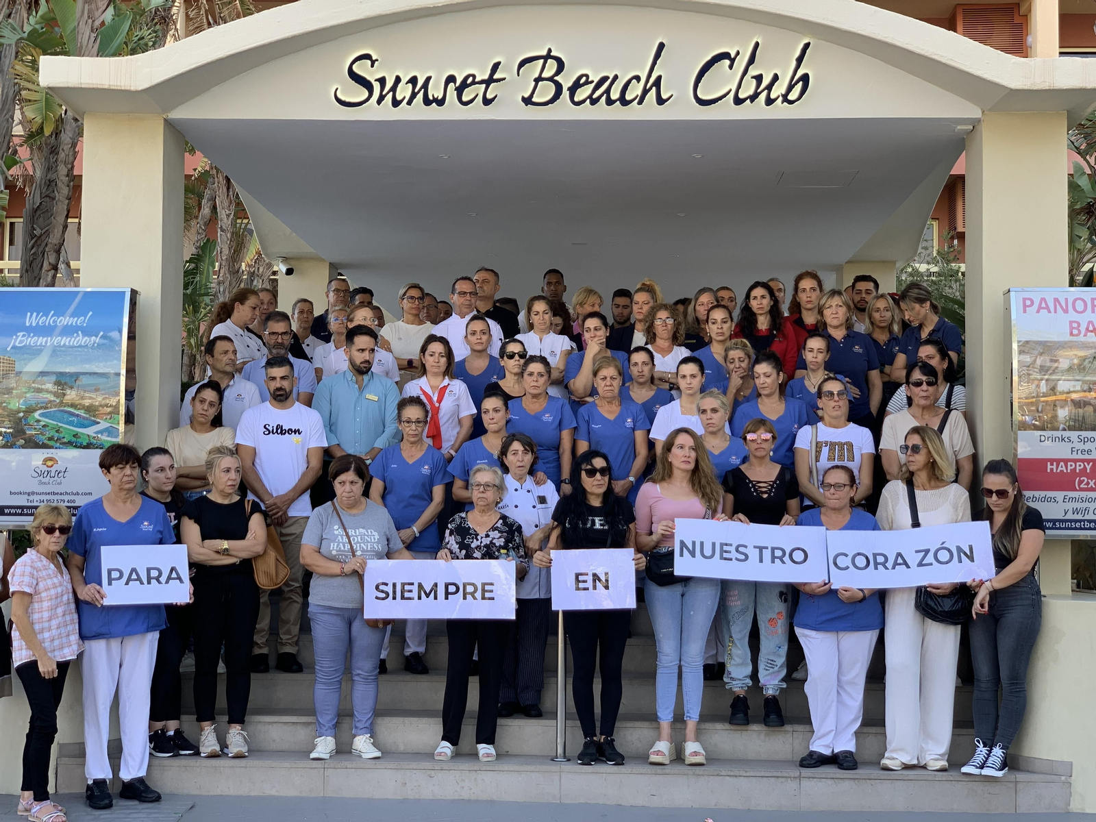 Minuto de silencio a las puertas del 'Sunset Beach Club' en memoria de Paqui. Minuto de silencio a las puertas del 'Sunset Beach Club' en memoria de Paqui.