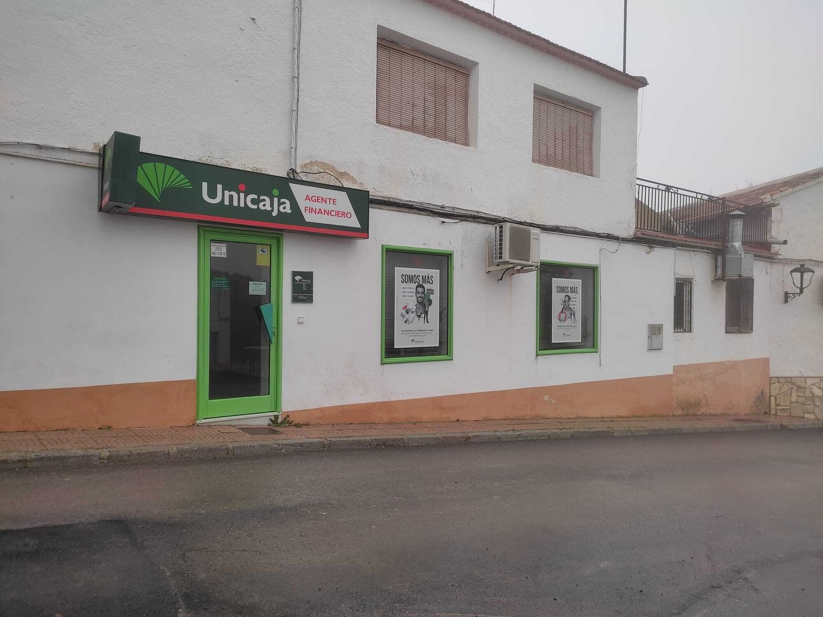 Uno de los locales de la discordia entre los vecinos de Topares y el Obispado, el Teleclub, actualmente ocupado por la entidad bancaria Unicaja, y sobre éste otro local que el fin de semana es la peluquería