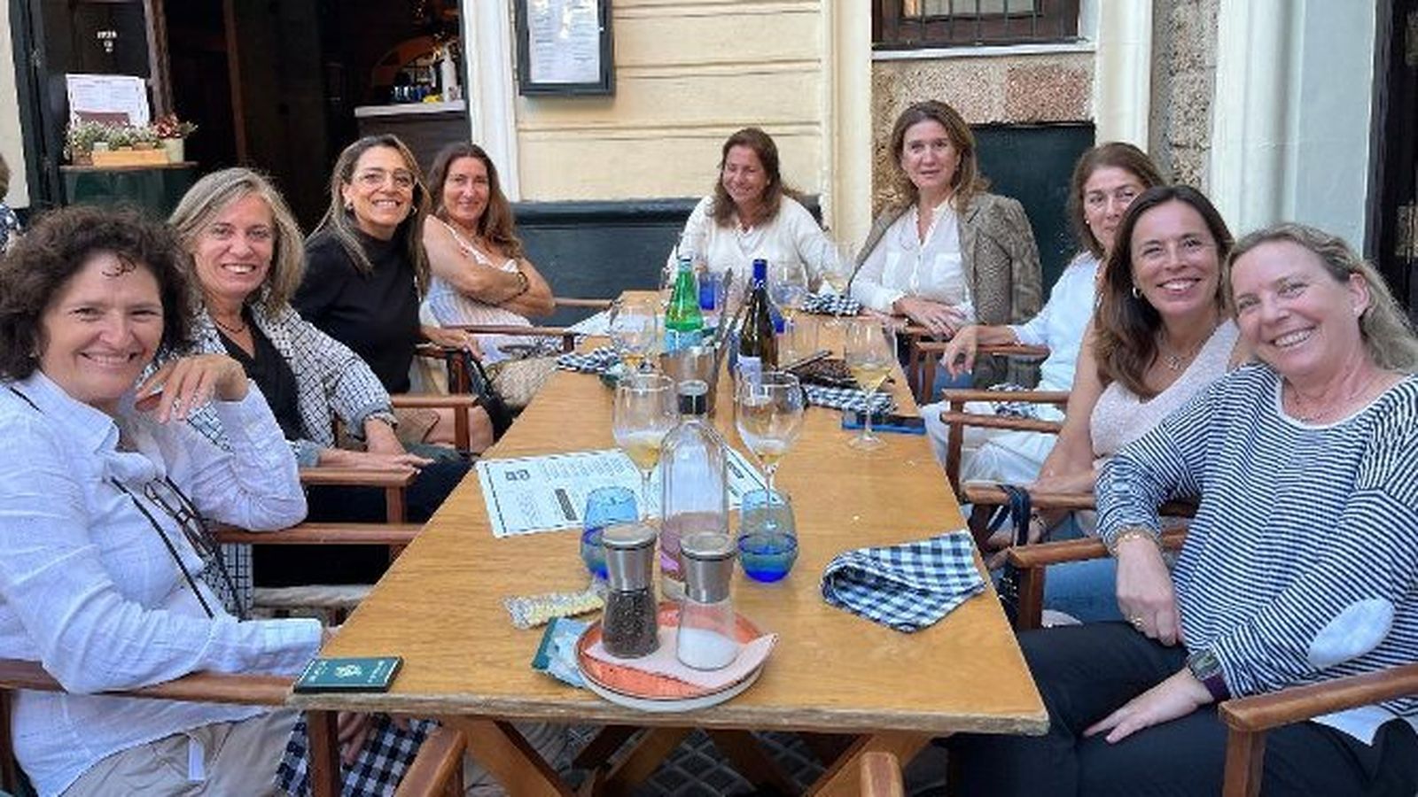 Belén González Dorao, Mara Flethes, Arancha López-Vegue, Carmen Casquero, Inma Monedero, Nati Mora, Keka Monedero, Nena Fernández O'Dogerthy y María García de Paredes, durante la comida en el restaurante Antípoda.