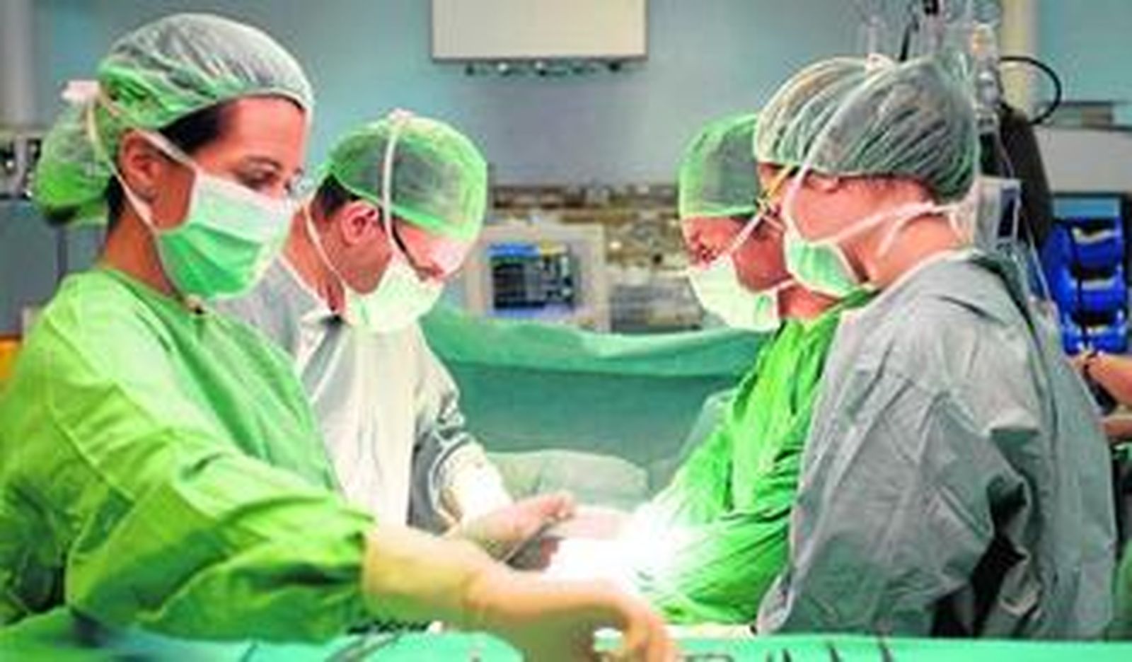 Un equipo médico, durante una intervención.