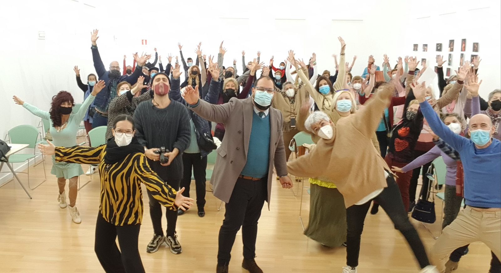 Una expresiva instantánea de los participantes en los Talleres de Teatro de Barrio 2021.