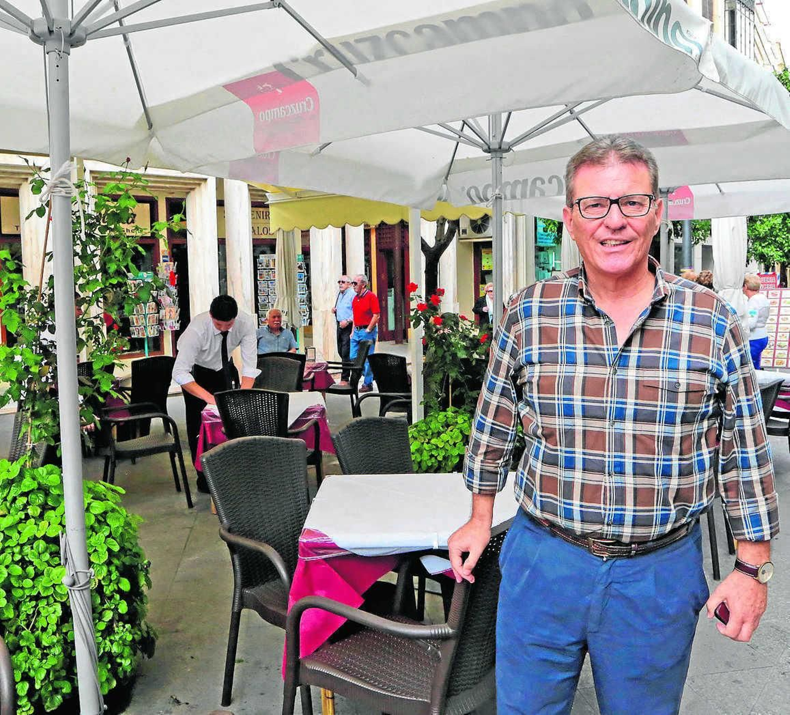 Francisco Díaz ante el bar restaurante ‘Don Tapa’ en una imagen retrospectiva.