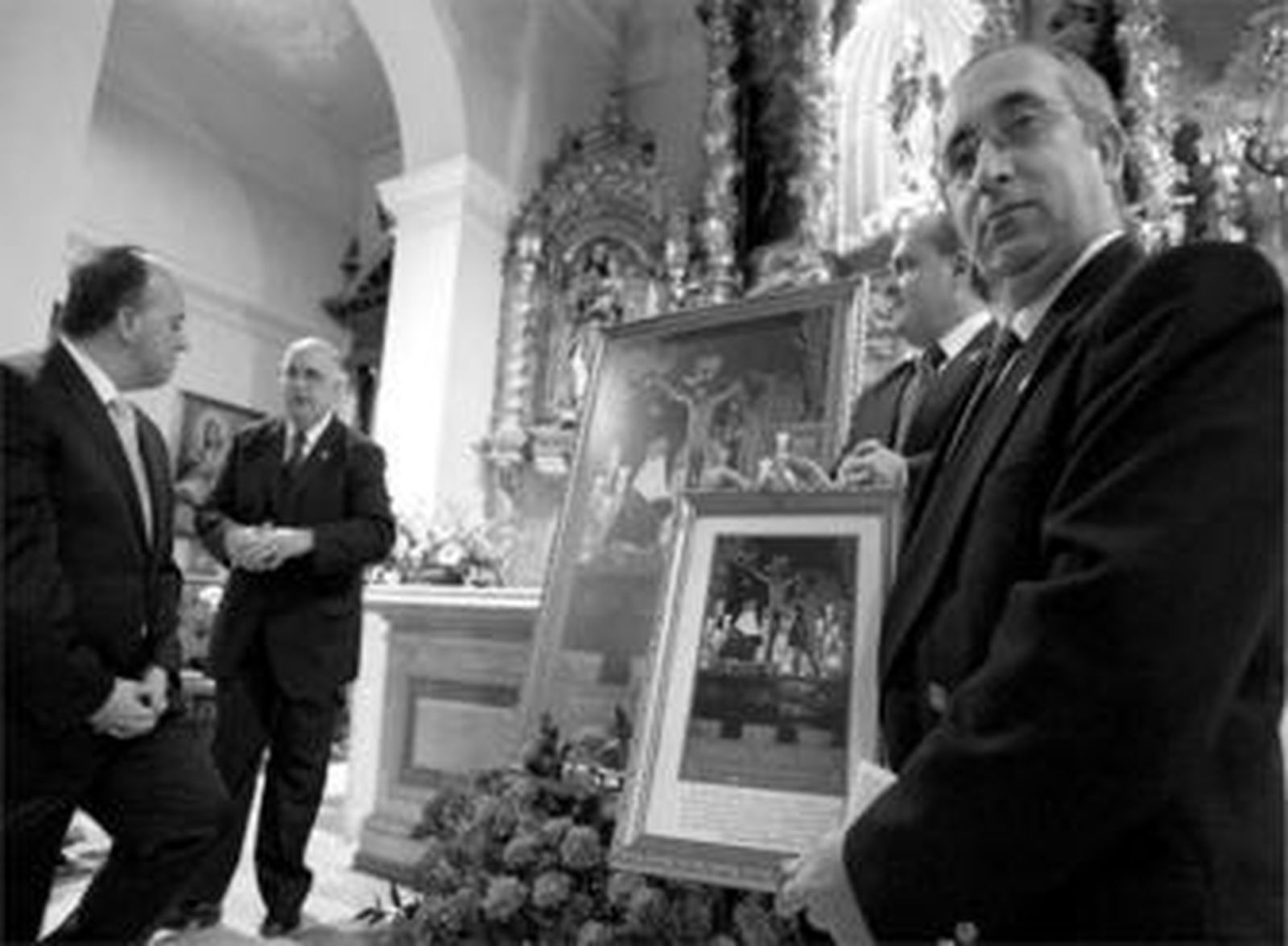 Gabriel Gonzálvez admira el cartel durante su presentación en el Santuario de la Inmaculada Concepción.