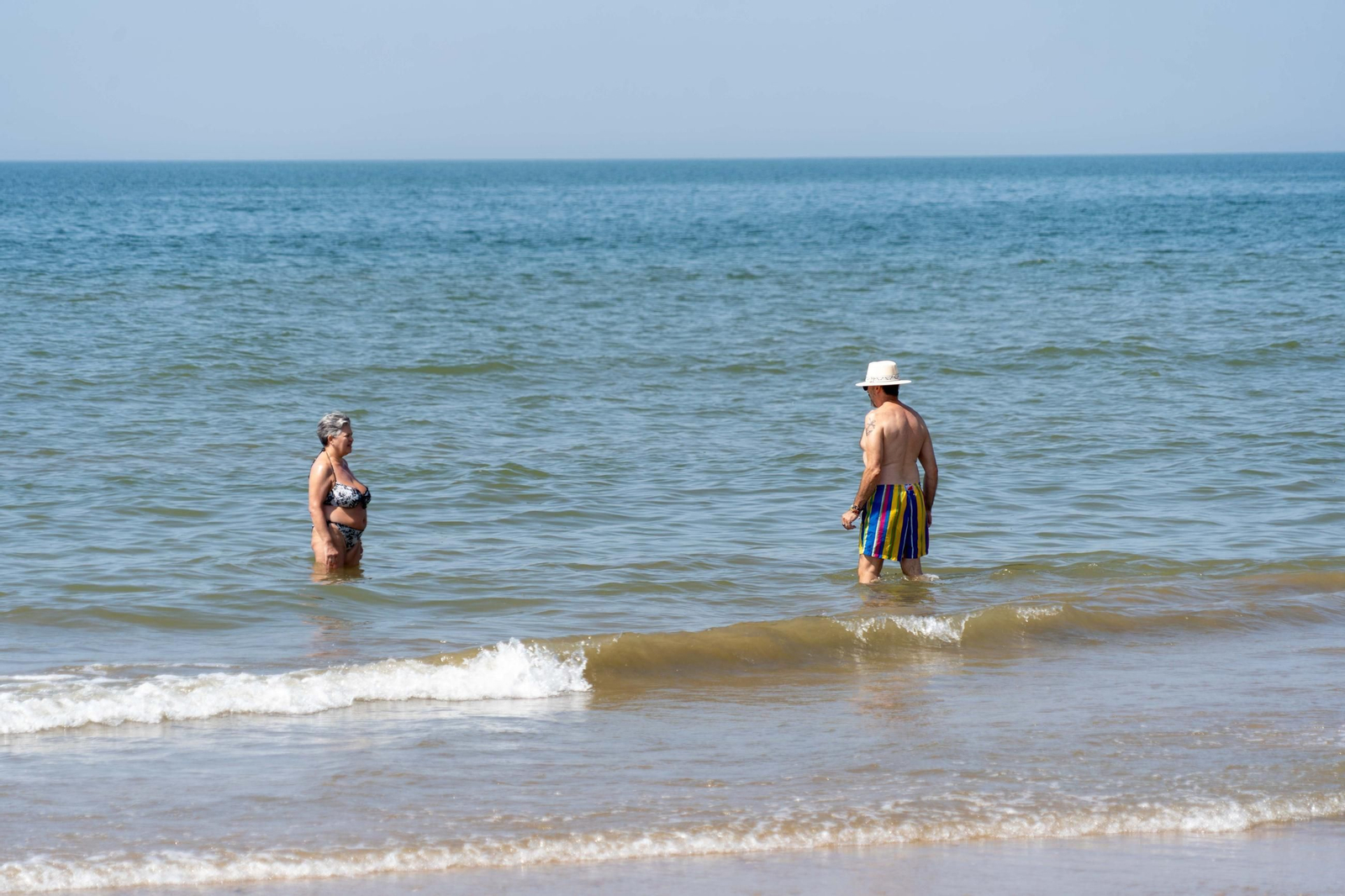 Una mañana de domingo en El Espigón, la playa de Huelva capital.