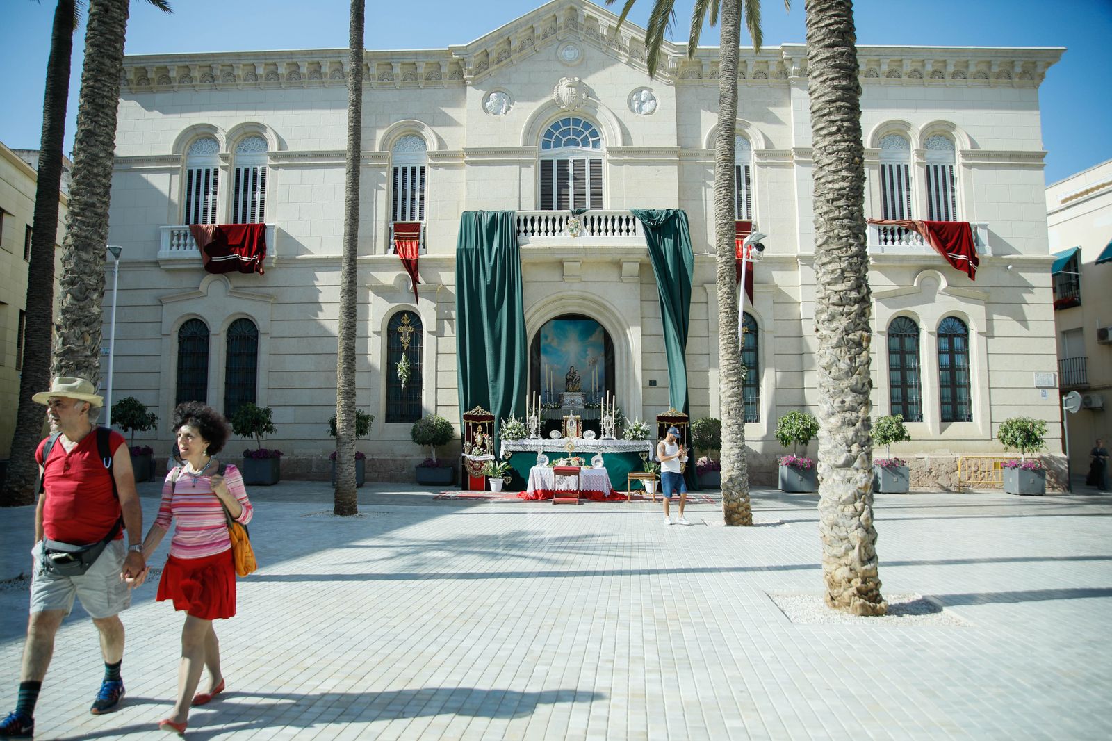 Imágenes de la procesión del Corpus Christi en Almería: así han sido la misa y la posterior marcha por la capital