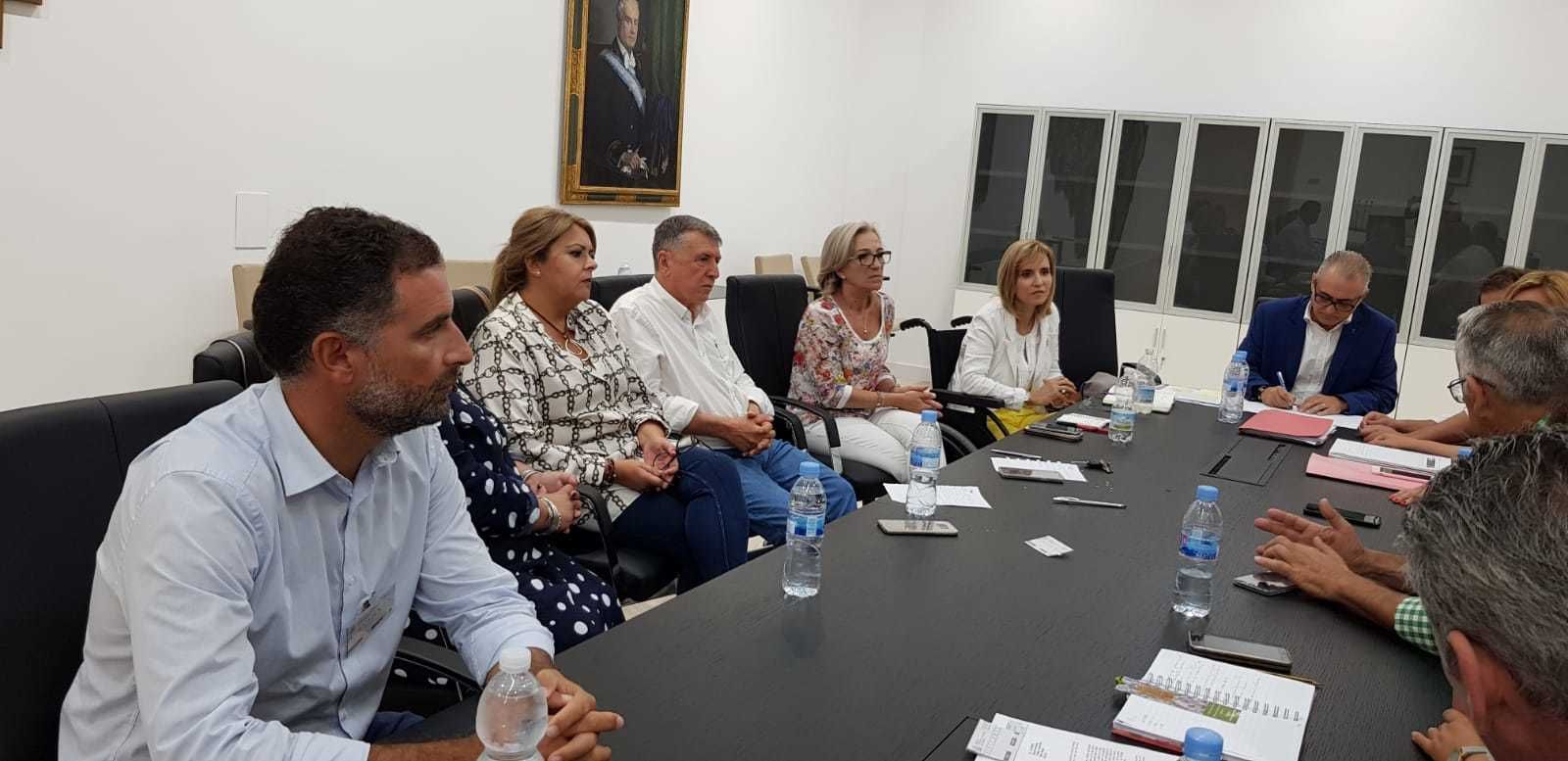 La subdelegada atiende  las explicaciones de la plataforma en la reunión de esta mañana.