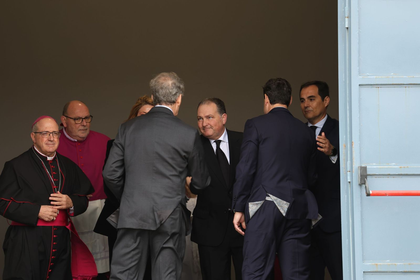 Fotografías de la llegada de Juanma Moreno, Feijóo y todas las autoridades al funeral por las víctimas de Adamuz en Huelva