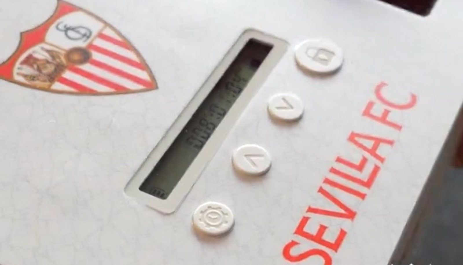 Caja fuerte con el cronómetro de la cuenta atrás para conocer la nueva equipación del Sevilla.