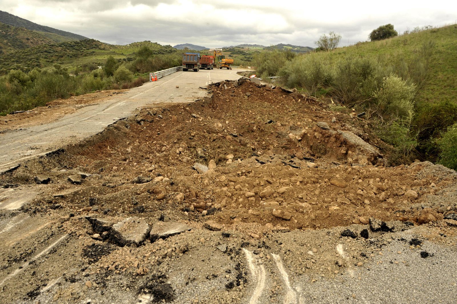 Estado que presentaba a primera hora de la tarde de ayer la carretera A-2300, en el kilómetro 16, a la altura de Zahara de la Sierra.