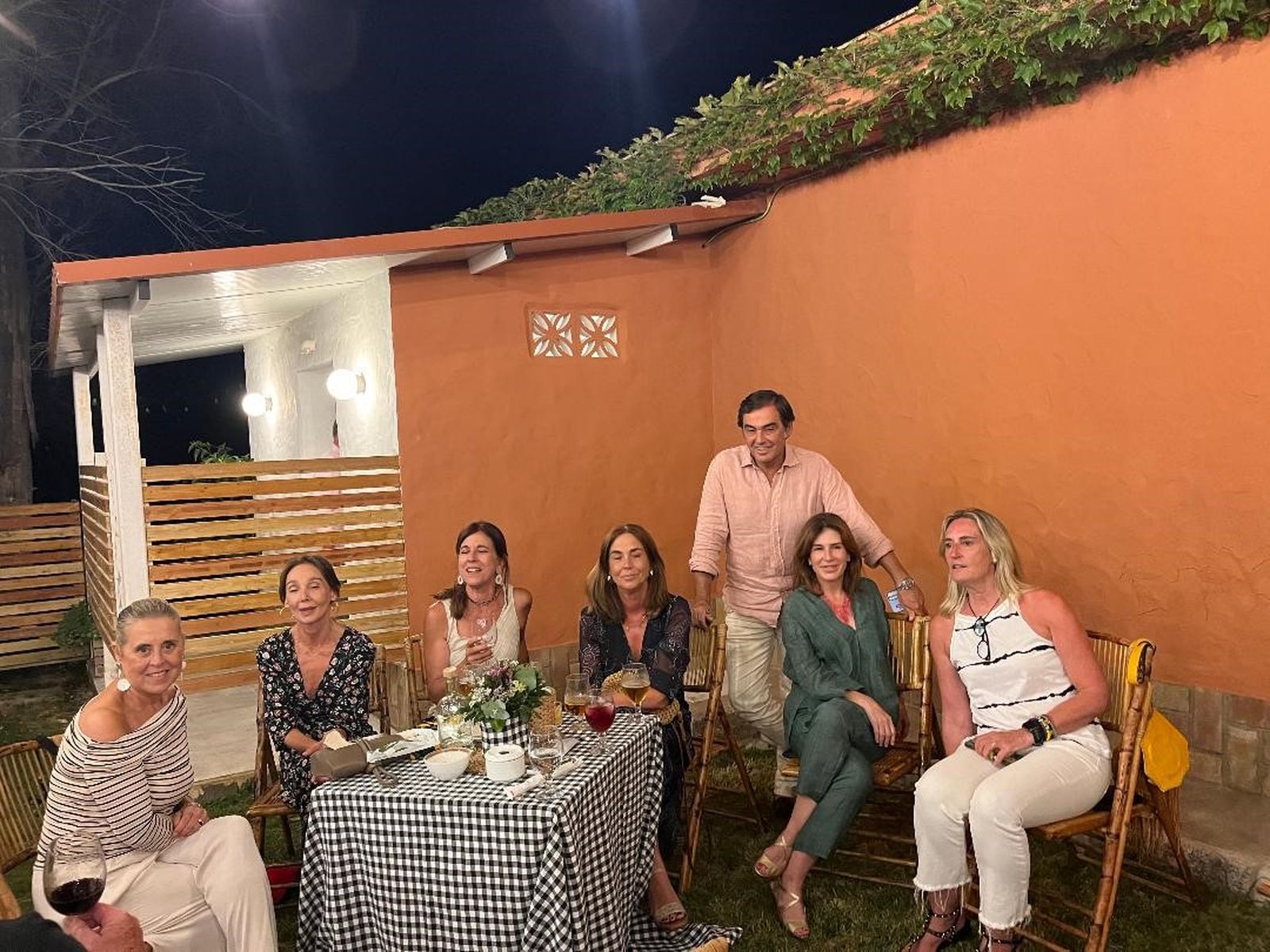 Inmaculada Osborne, María Jesús Joly, las hermanas Pilar y Teresa Alva, Rafael  Calero, Carmen Lazcano y Begoña Goenechea.