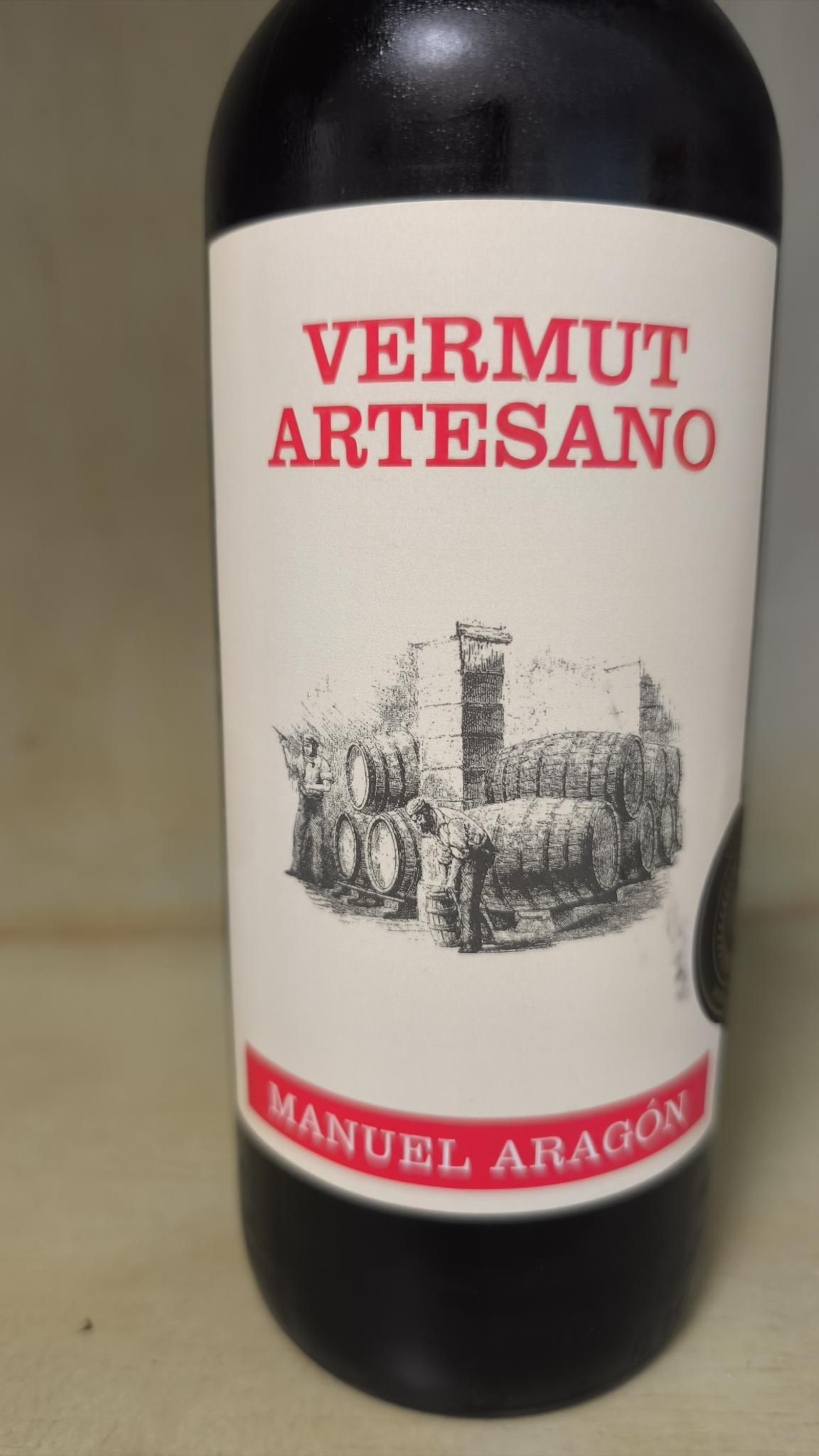 Etiqueta distintiva con el logo para su vermut artesano.