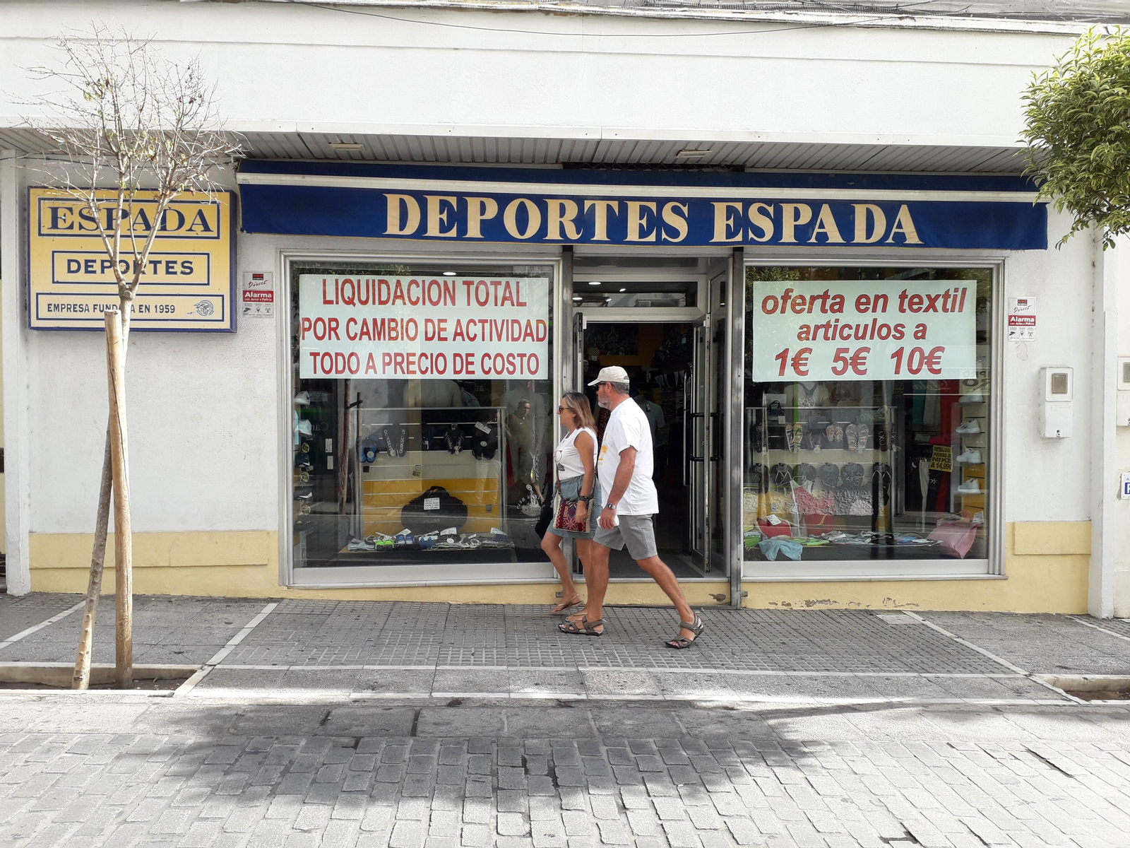 Establecimiento de Deportes Espada en la calle Colón. Establecimiento de Deportes Espada en la calle Colón.