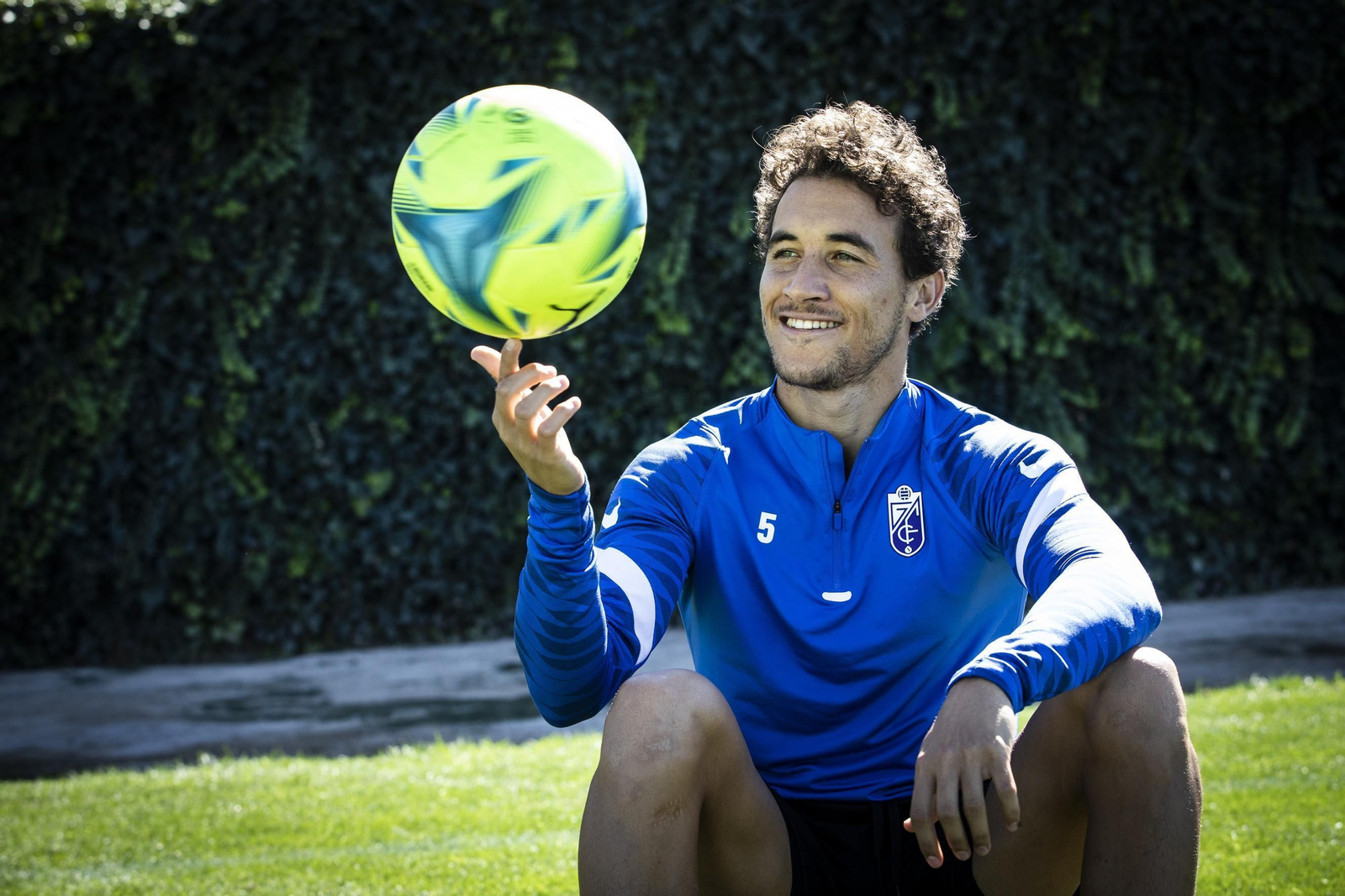 Luis Milla se divierte con un balón durante una entrevista