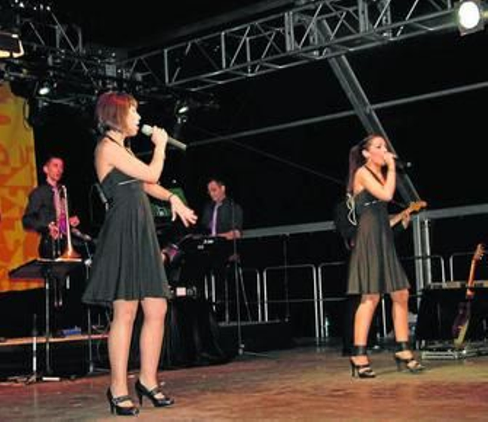 Un grupo de baile, durante una actuación.