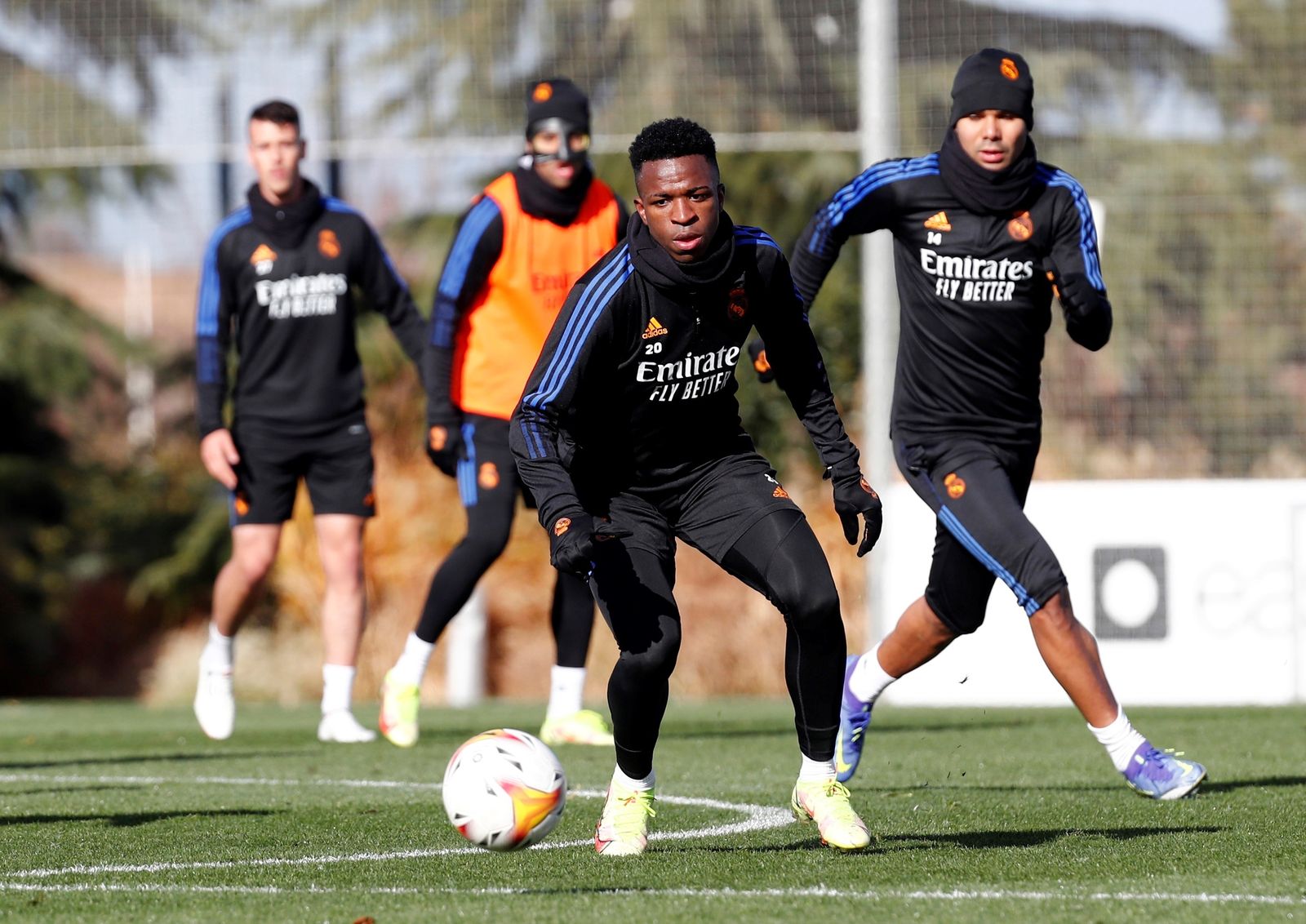 Vinicius avanza con el balón en una sesión de entrenamiento en Valdebebas.