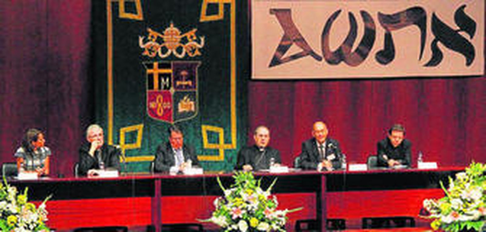 De izquierda a derecha, Teresa García Gutiérrez, Francisco Ortiz, Gregorio Serrano, Juan José Asenjo, Santiago Guijarro y Ramón Valdivia.