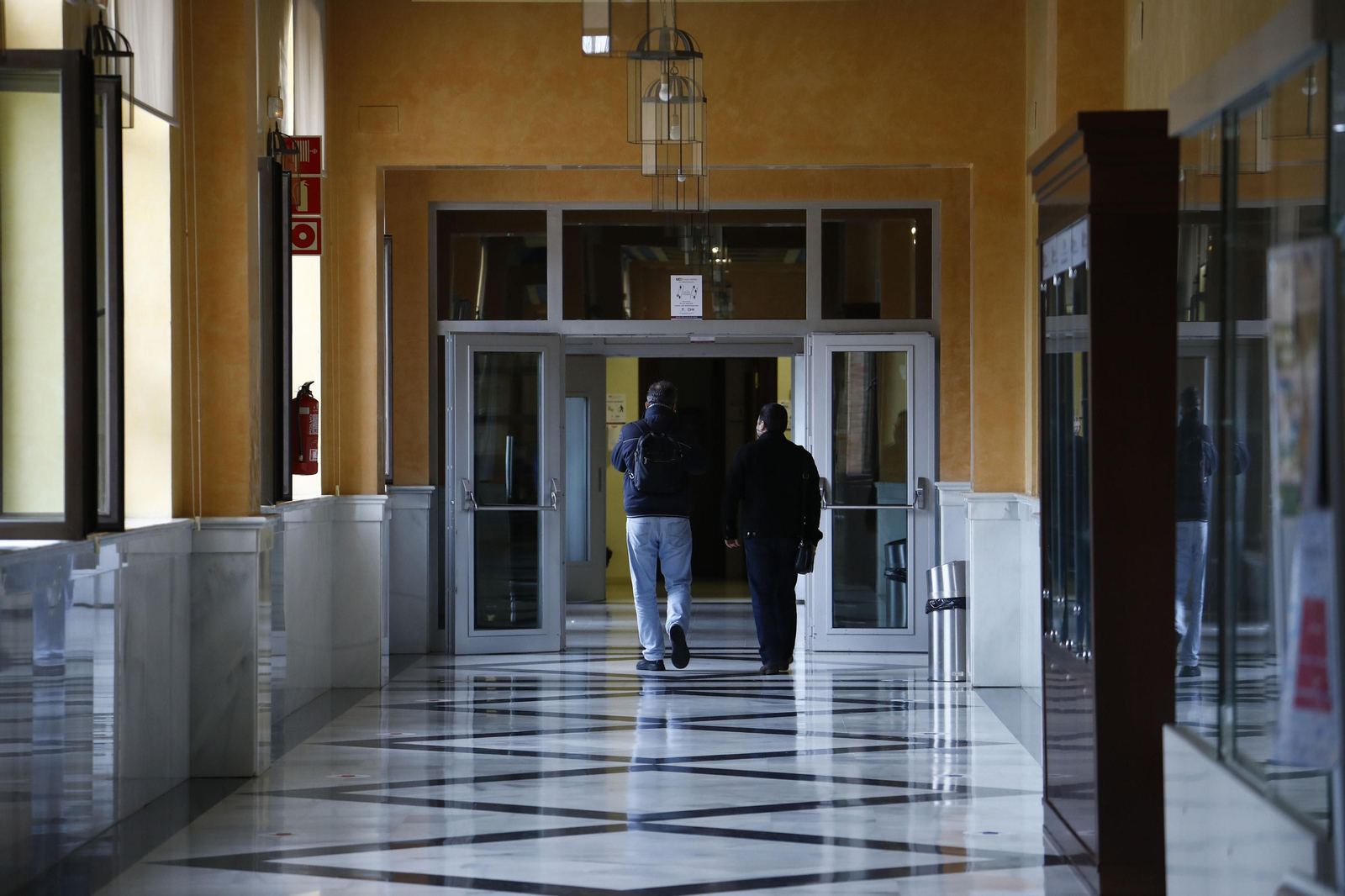 Dos personas en el Rectorado de la Universidad de Córdoba. Dos personas en el Rectorado de la Universidad de Córdoba.