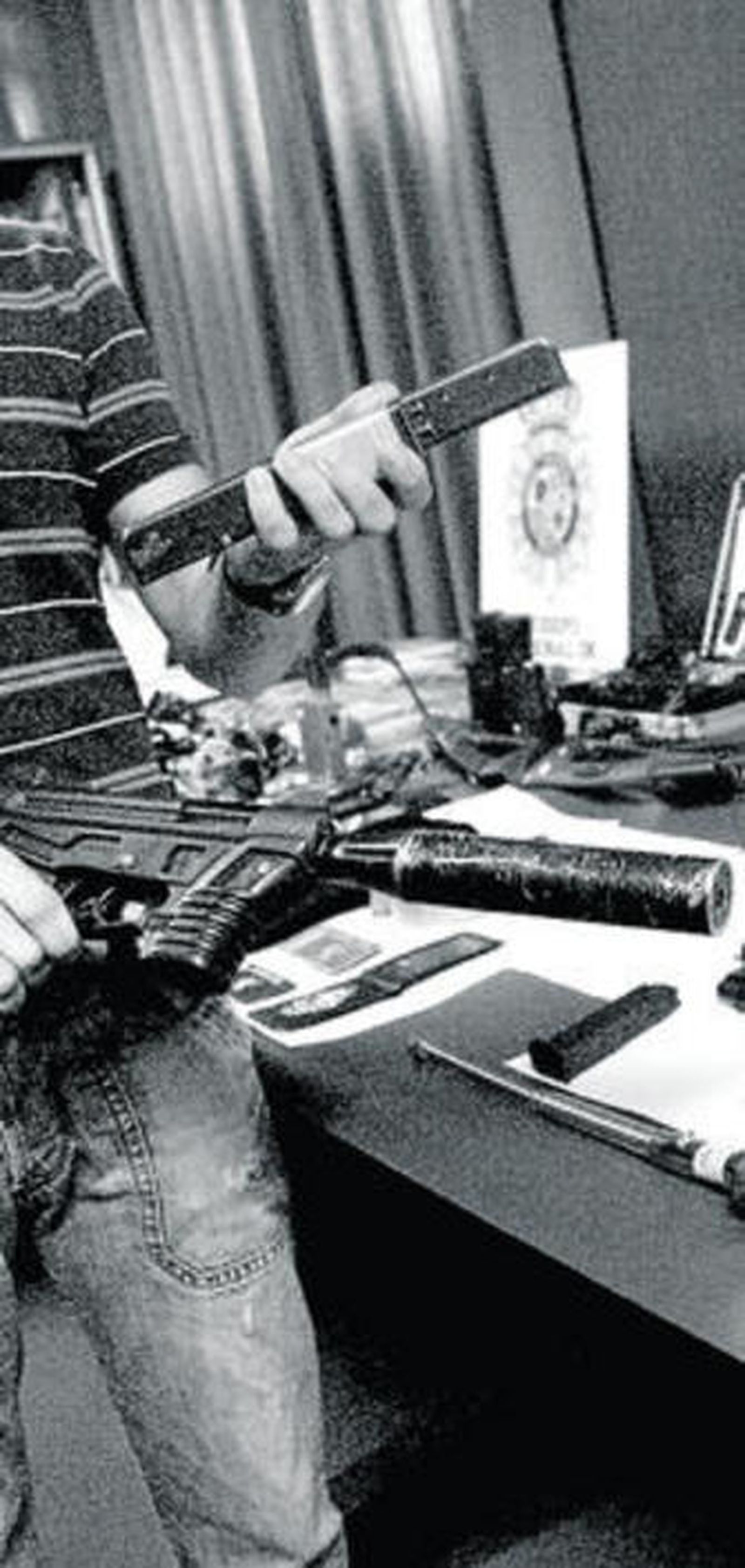 Un policía muestra armas incautadas a la banda el año pasado.