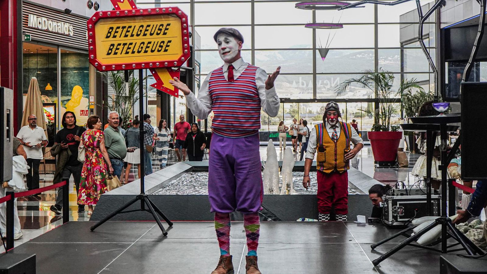 El payaso Paute, uno de los protagonistas de la historia del Circo Encantando durante la presentación en el Centro Comercial Nevada Shooping.