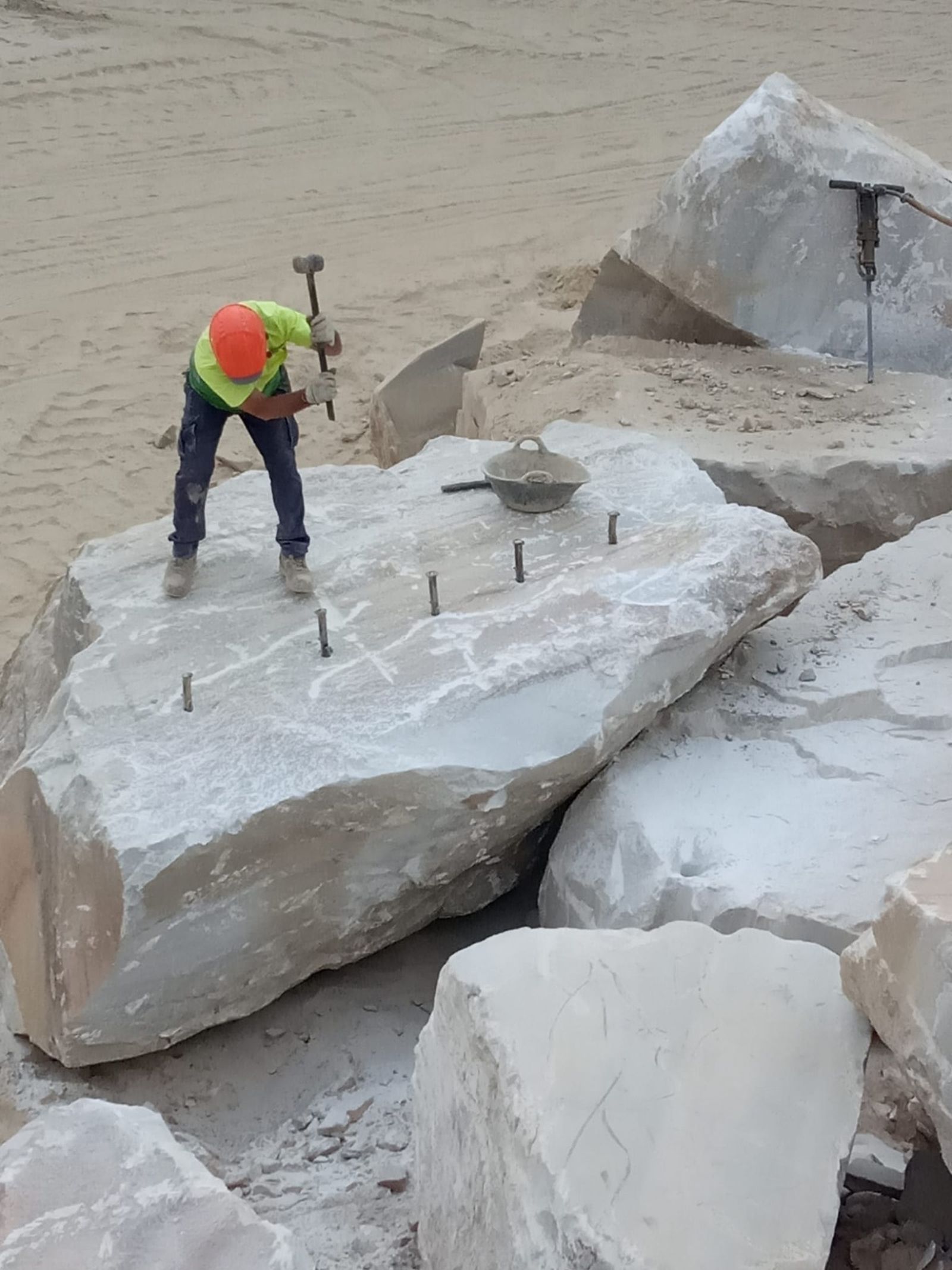 Un cantero trabajando.