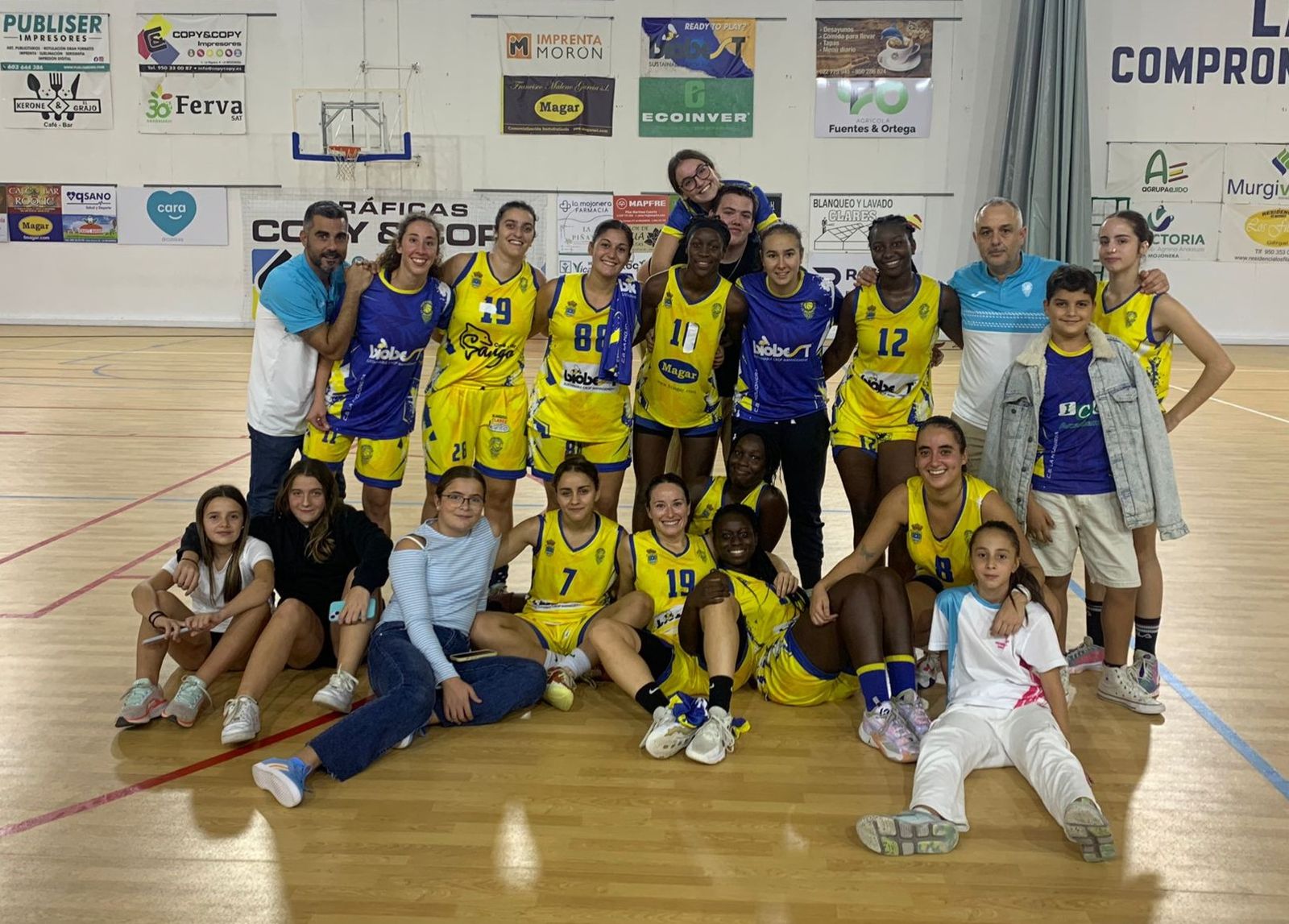 El conjunto mojonero celebra su victoria ante El Toyo Basket en el derbi almeriense.