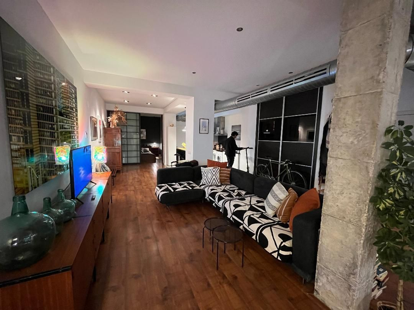 Un espacio diáfano en el que conviven salón, zona de trabajo y cocina.