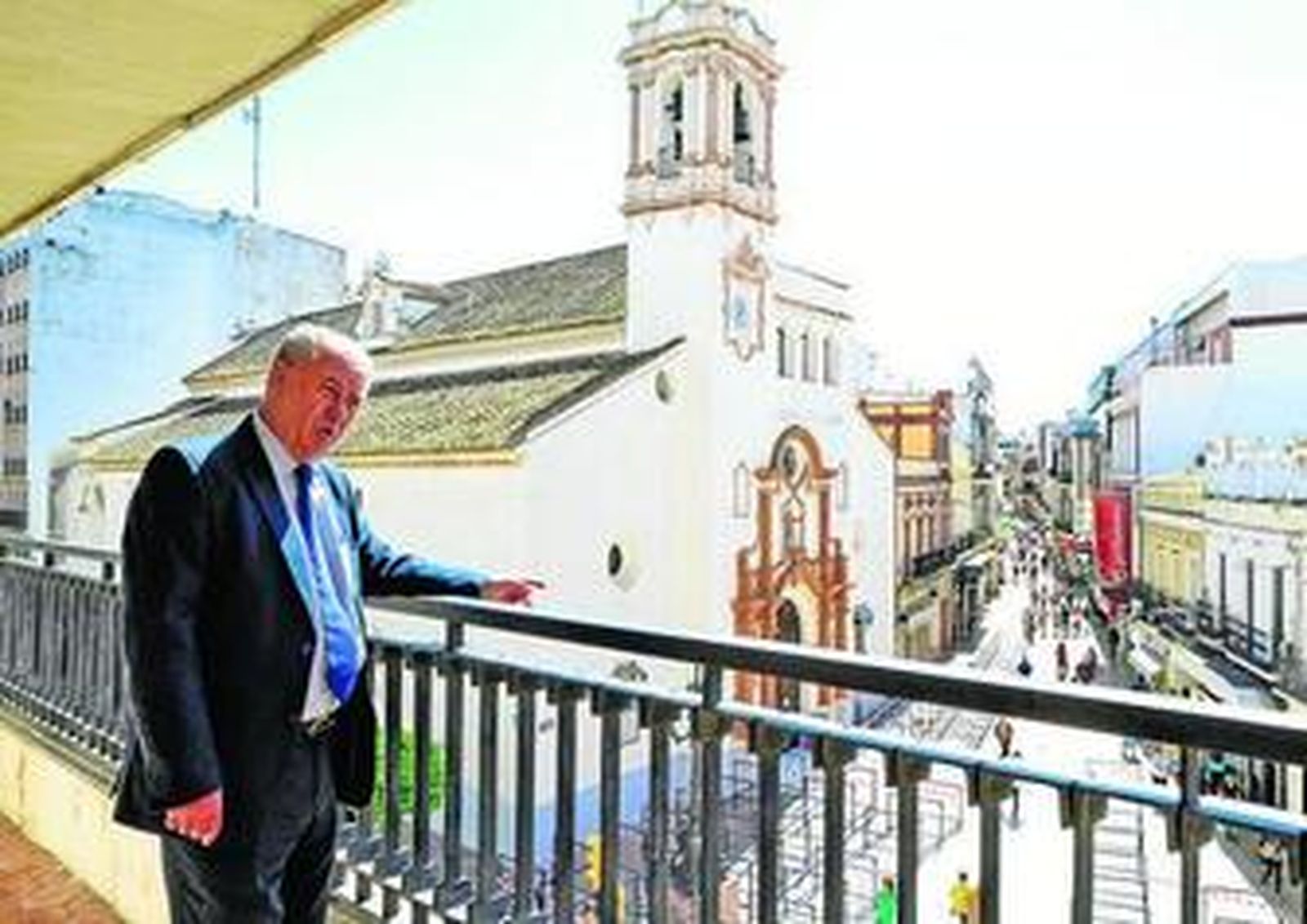 Antonio González, ayer, en el balcón de 'Huelva Información', con el fondo de la parroquia de la Concepción.