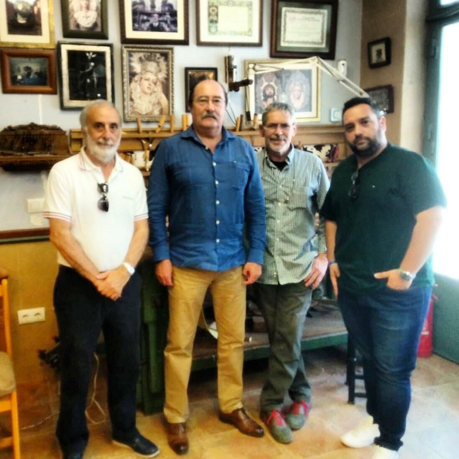 El hermano mayor, el mayordomo y el fiscal del Despojado en el taller de Romero Zafra