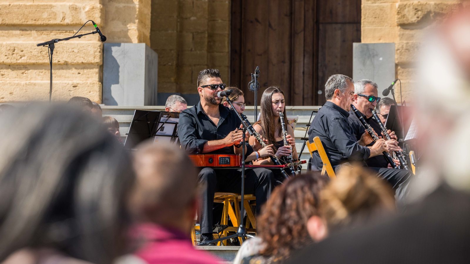 Concierto de la Sociedad Filarmónica de San Fernando con motivo del Día de Andalucía en la plaza del Rey, en una imagen del Ayuntamiento