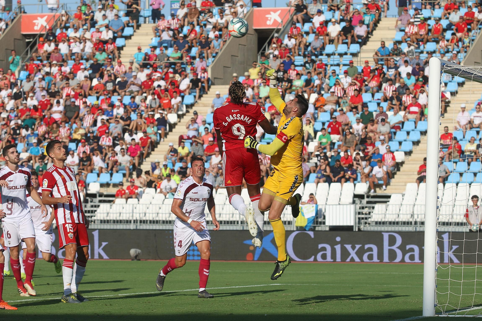 Sekou Gassama disputa un balón aéreo con Tomeu Nadal durante la visita de los manchegos en la temporada 2019-20.