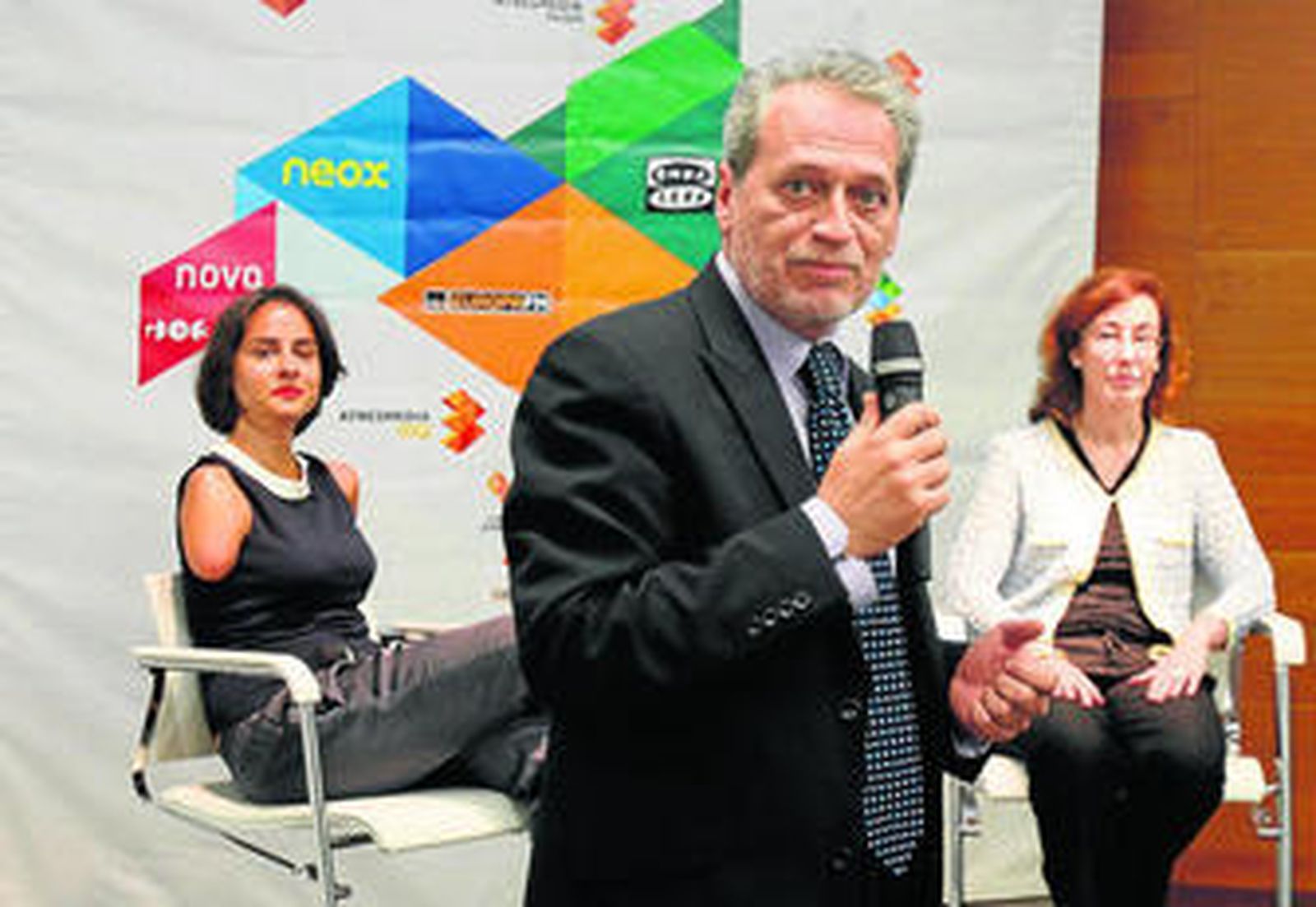 Manuel Prieto, delegado de Antena 3 en Andalucía, presenta a Lary León y Carmen Bieger, de la Fundación Atresmedia.