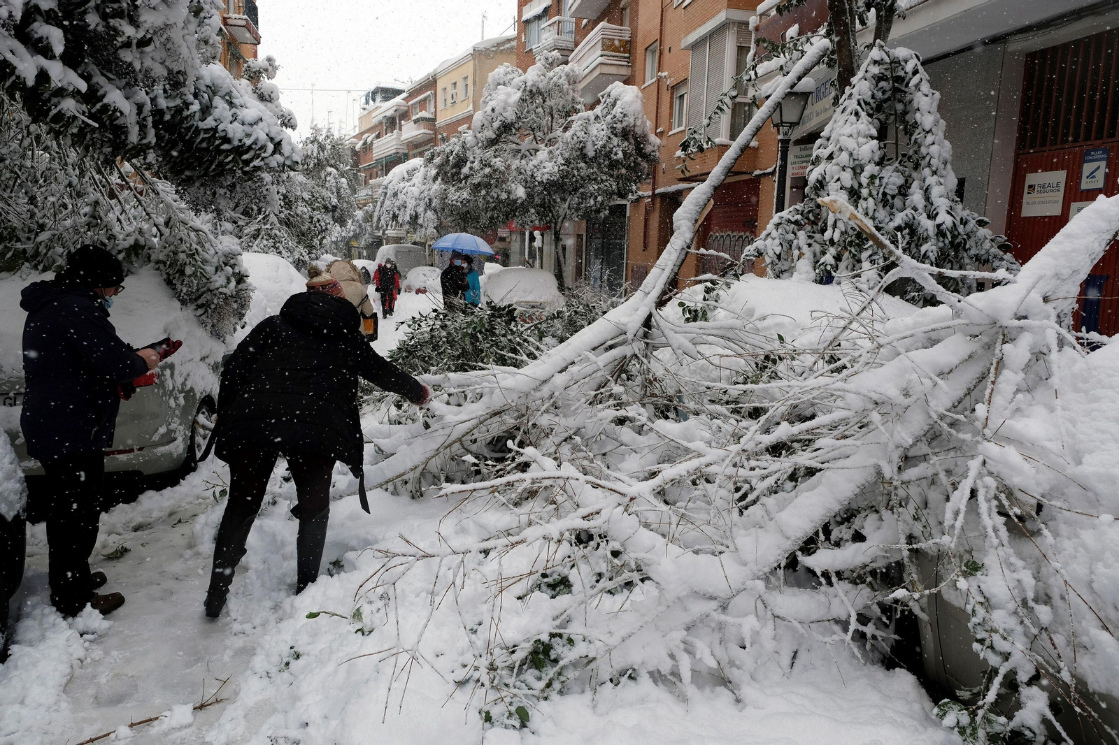 El segundo día del temporal 'Filomena' en imágenes: más nieve y caos