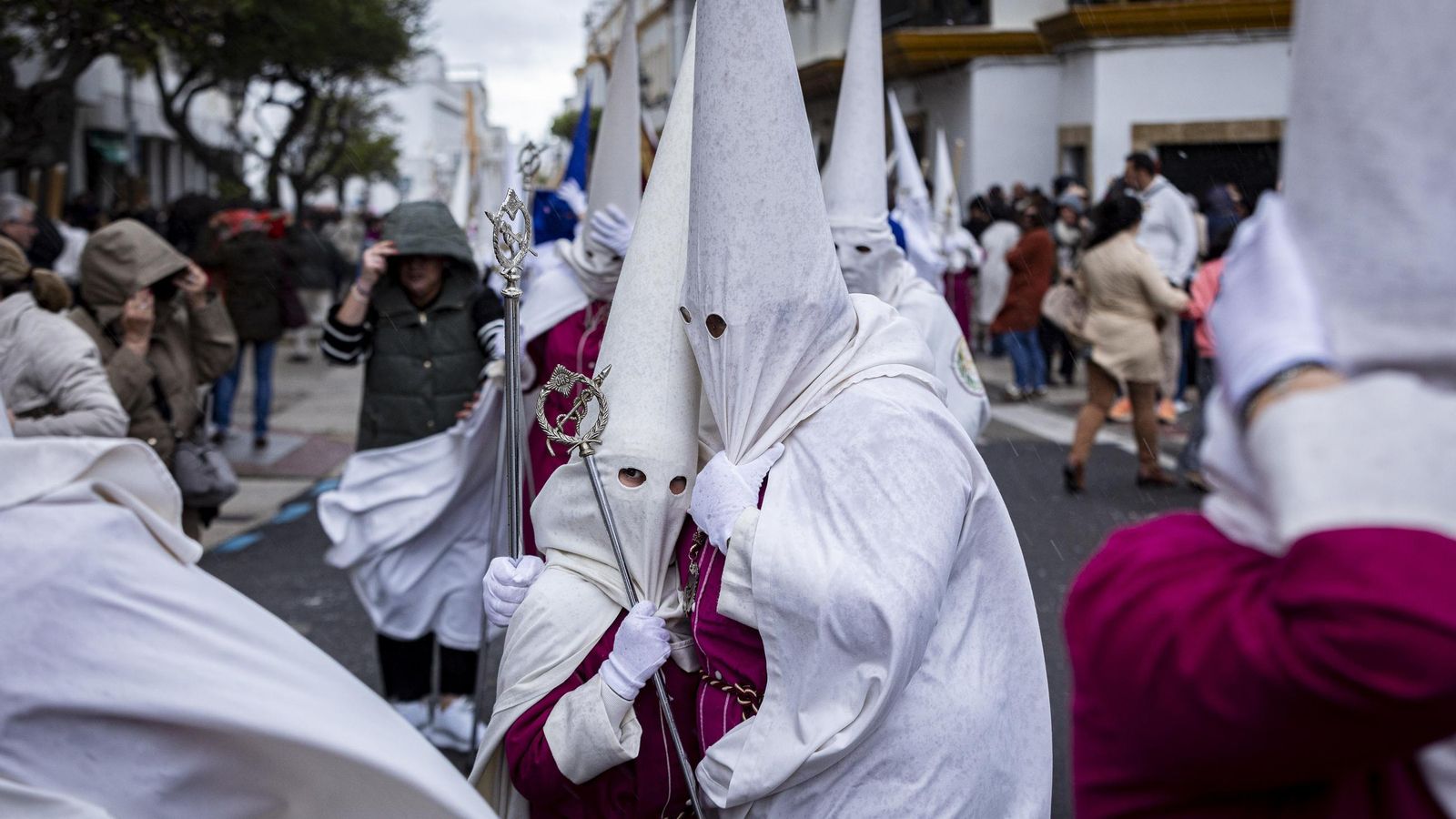 En imágenes,  El Prendimiento de San Fernando tuvo que volverse a su templo entre lágrimas y lluvia