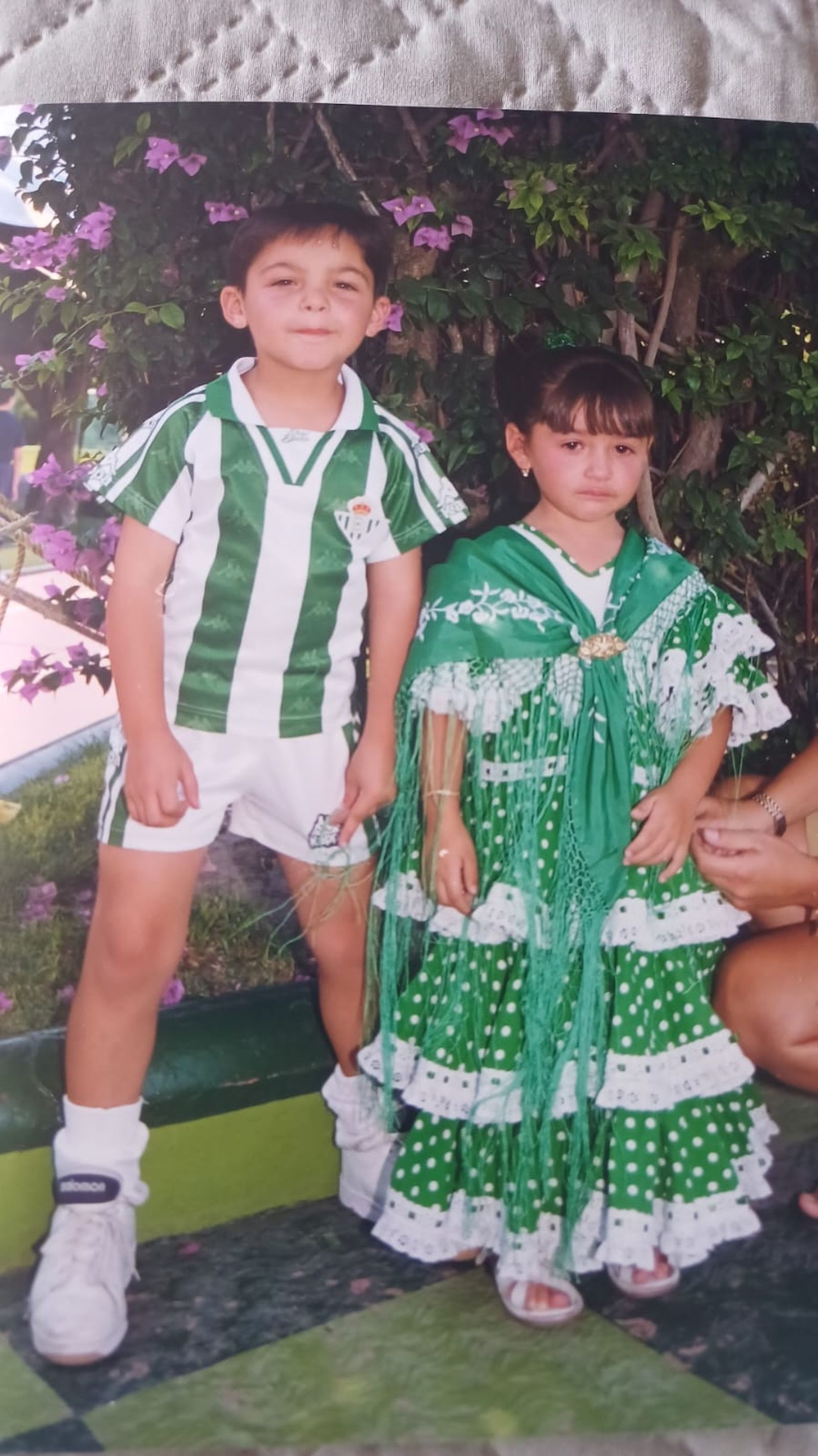 Manuel con su hermana en una foto de la infancia