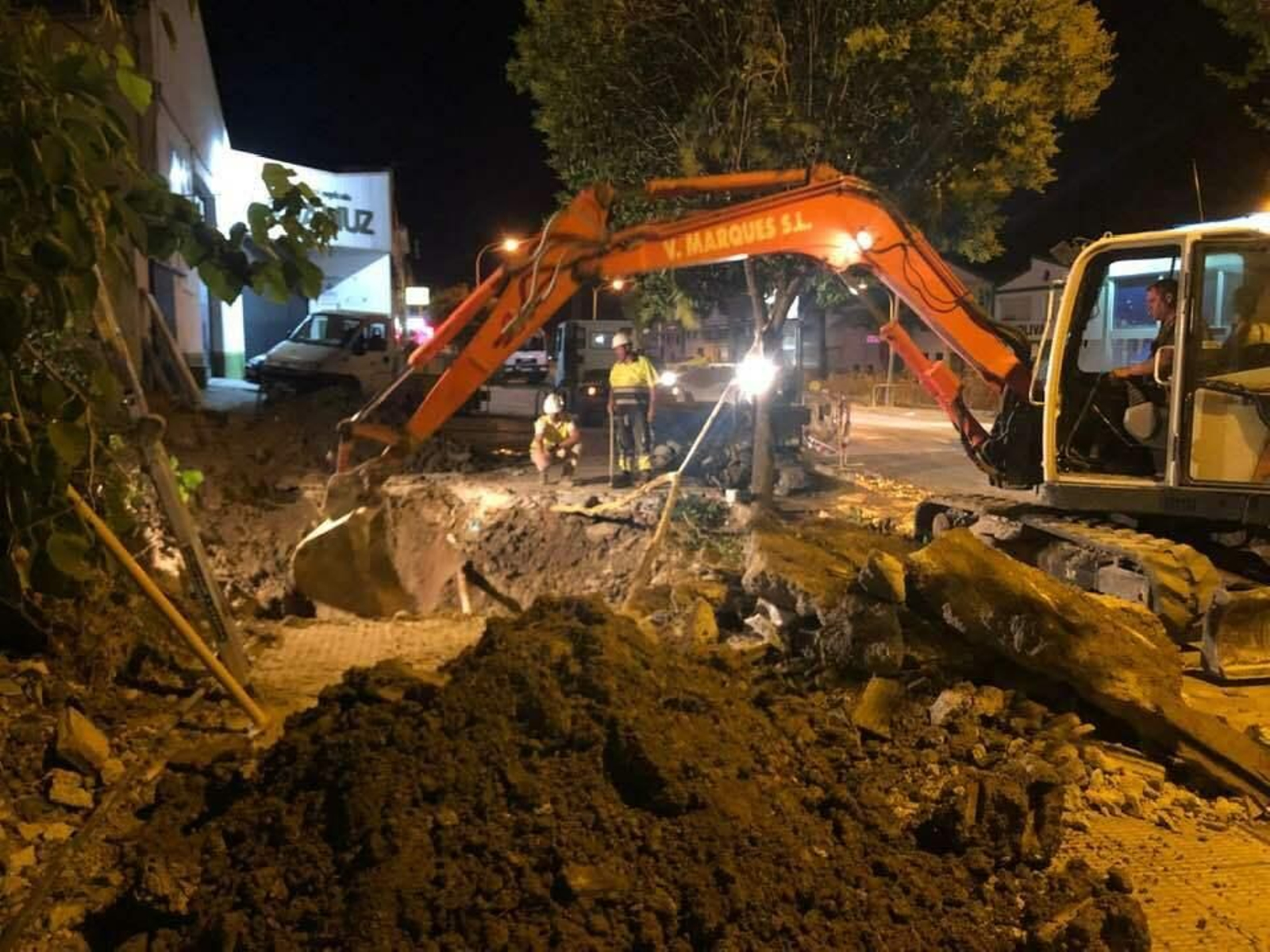 Trabajos durante la noche de los operarios de Aguas de Montilla