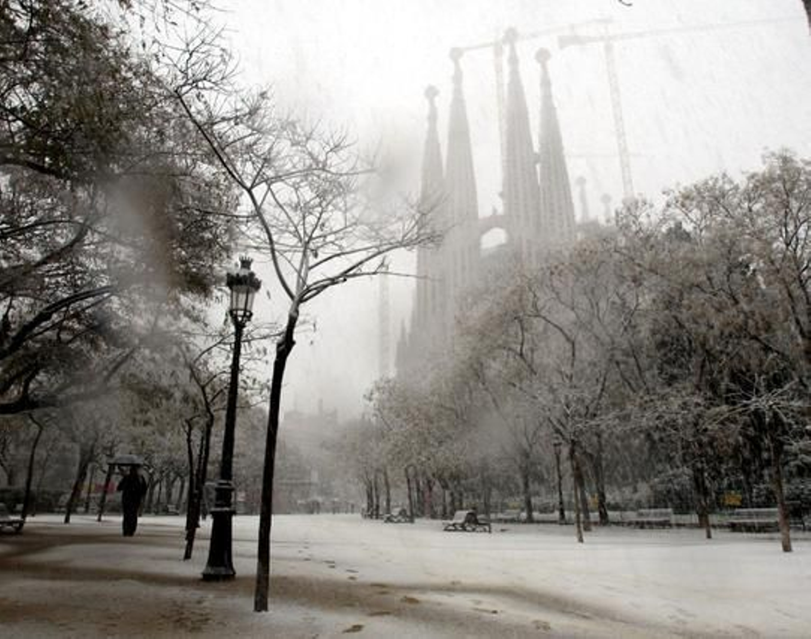 Una intensa nevada cubre Barcelona y a casi toda Cataluña. /EFE · AFP Photo · Reuters