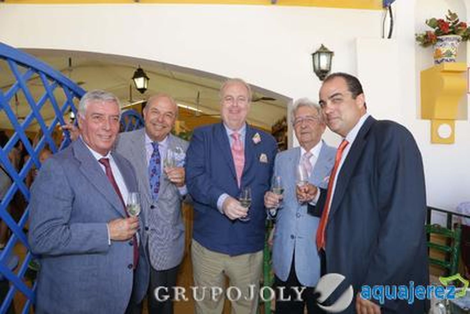 El director de este medio brinda en la caseta del Diario con Alfonso Rodríguez, propietario de Catering Alfonso; el doctor José Arcas, José Miguel de la Corte y Juan Luis Vega.

Foto: Manuel Aranda