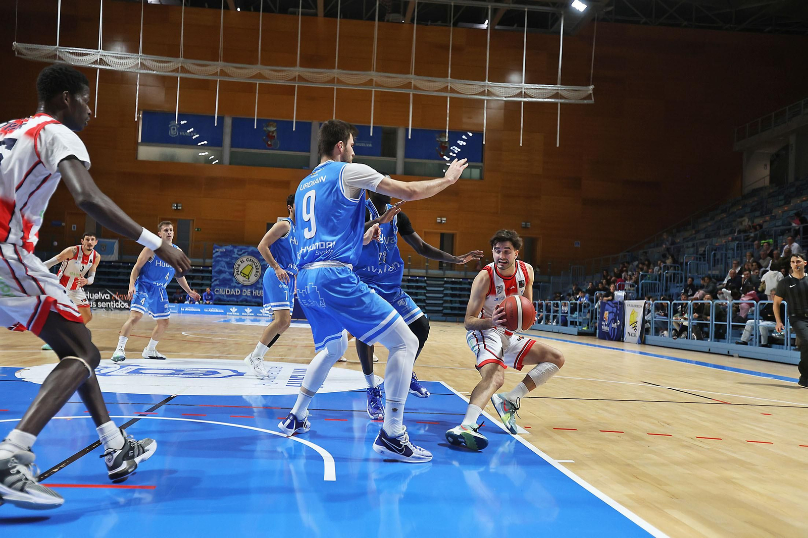 Imágenes del encuentro de baloncesto entre el Ciudad de Huelva y el Damex UDEA Algeciras